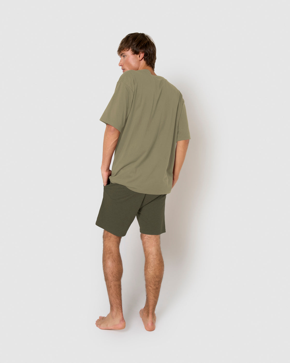 Pijama curto masculino com botões verde-claro e verde-escuro.