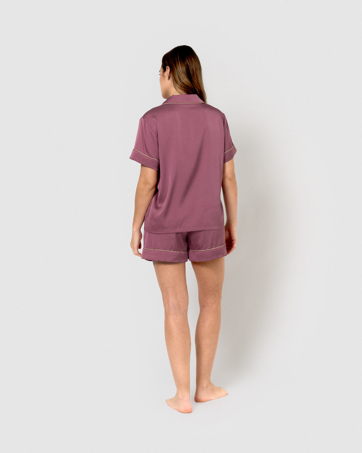 Pyjama en satin à manches courtes, couleur aubergine unie