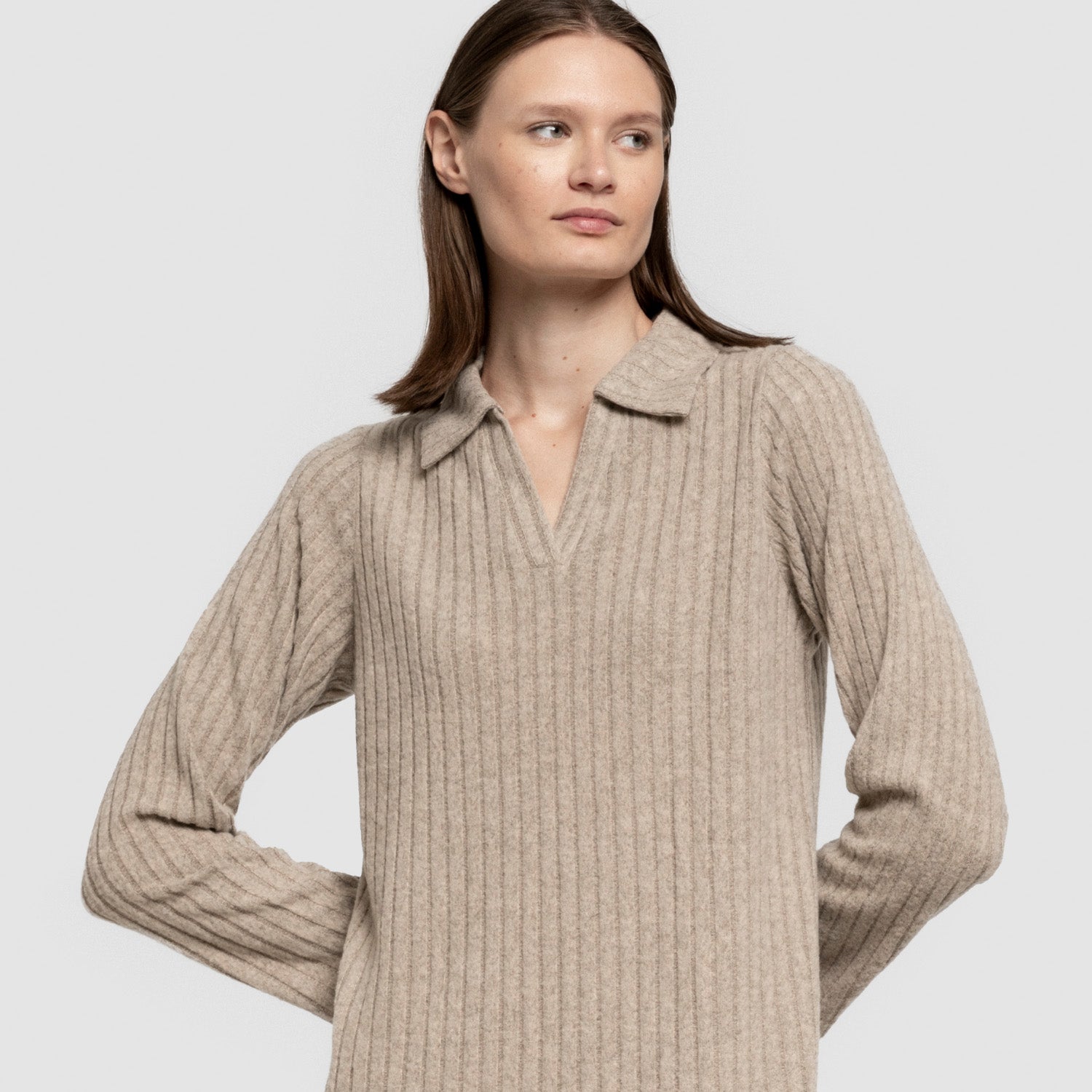 Vestido largo manga larga solapa 4x2 canalé mujer beige