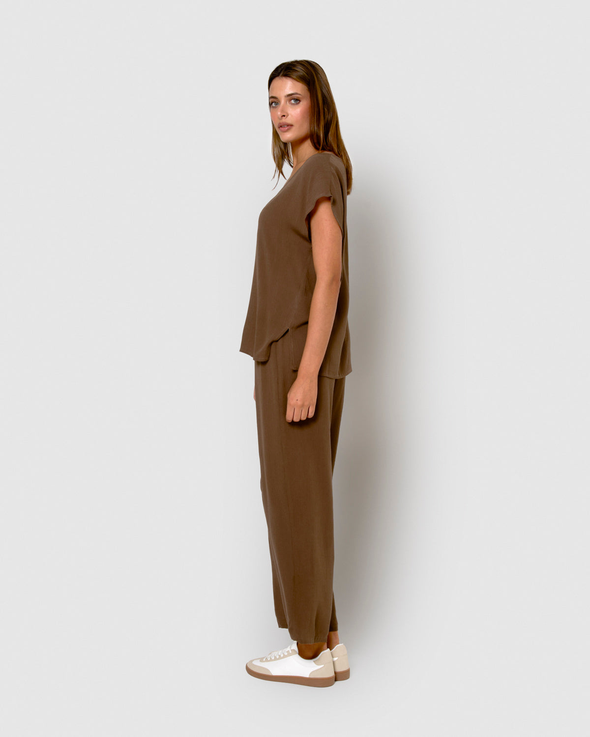 Pantalón largo mujer bambula detalles plisados marrón