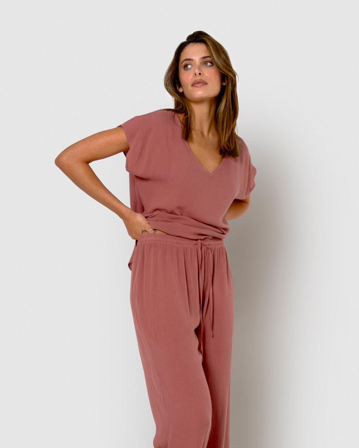 Pantalón largo mujer bambula detalles plisados rosa