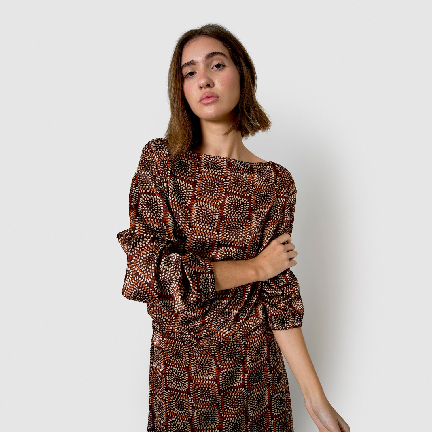 Blusa cuello barco satén libiana marrón