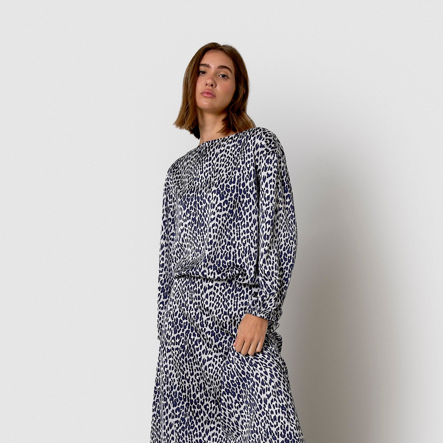 Blusa cuello barco satén mesy azul