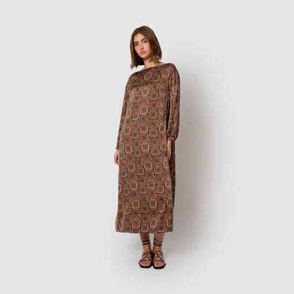 Lungo abito di raso marrone