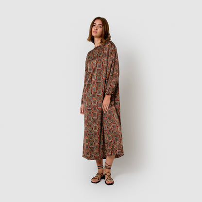 Lungo abito di raso marrone