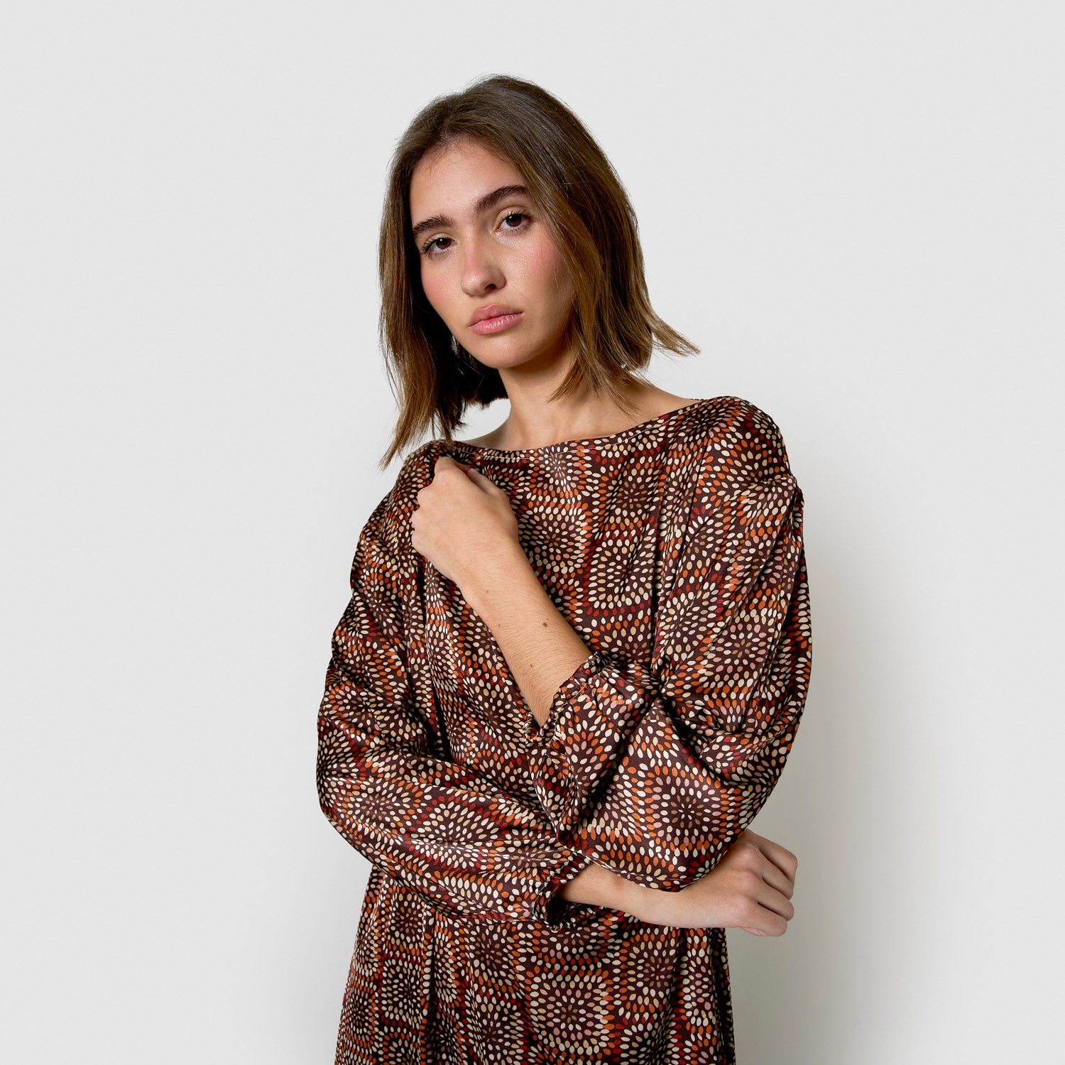 Lungo abito di raso marrone