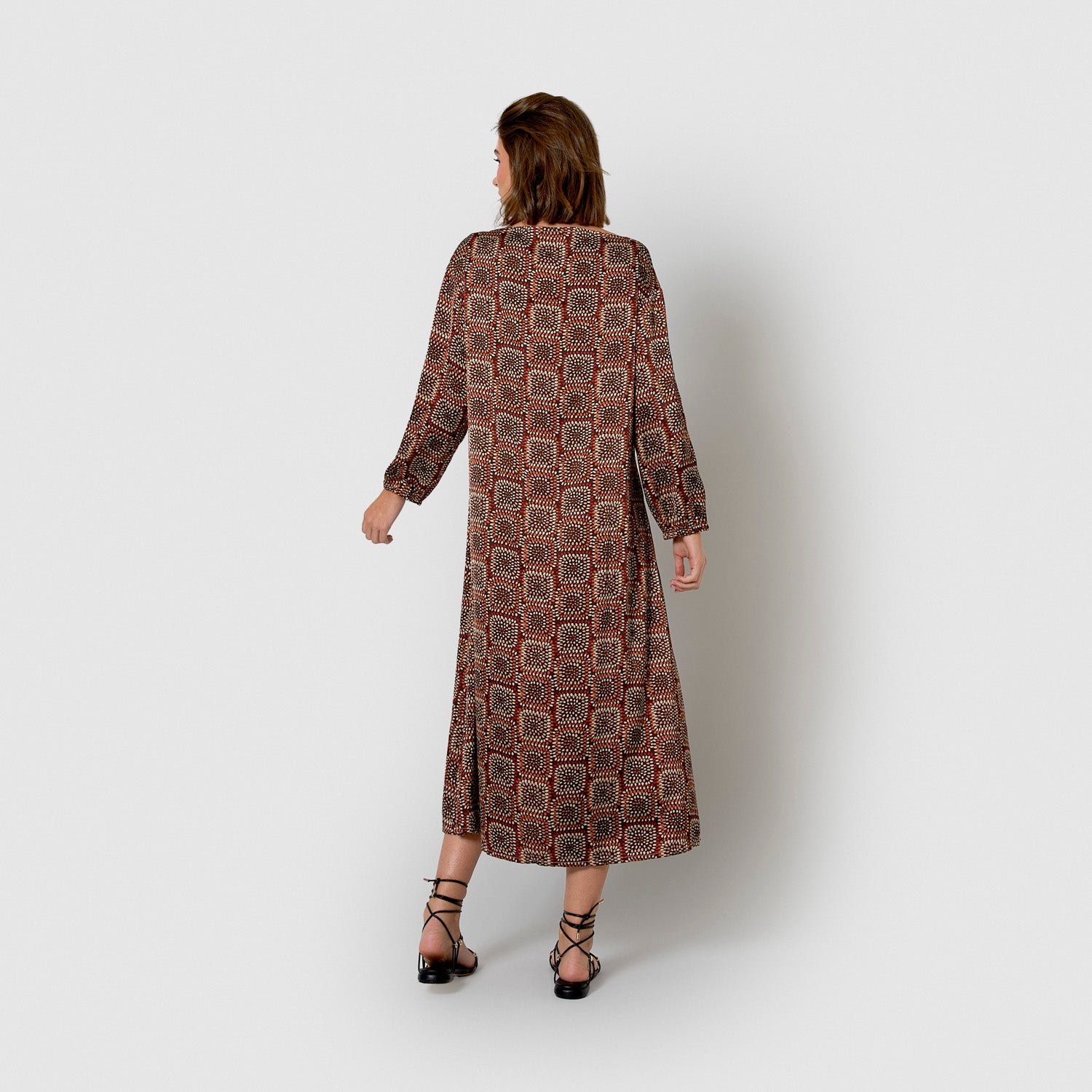 Lungo abito di raso marrone