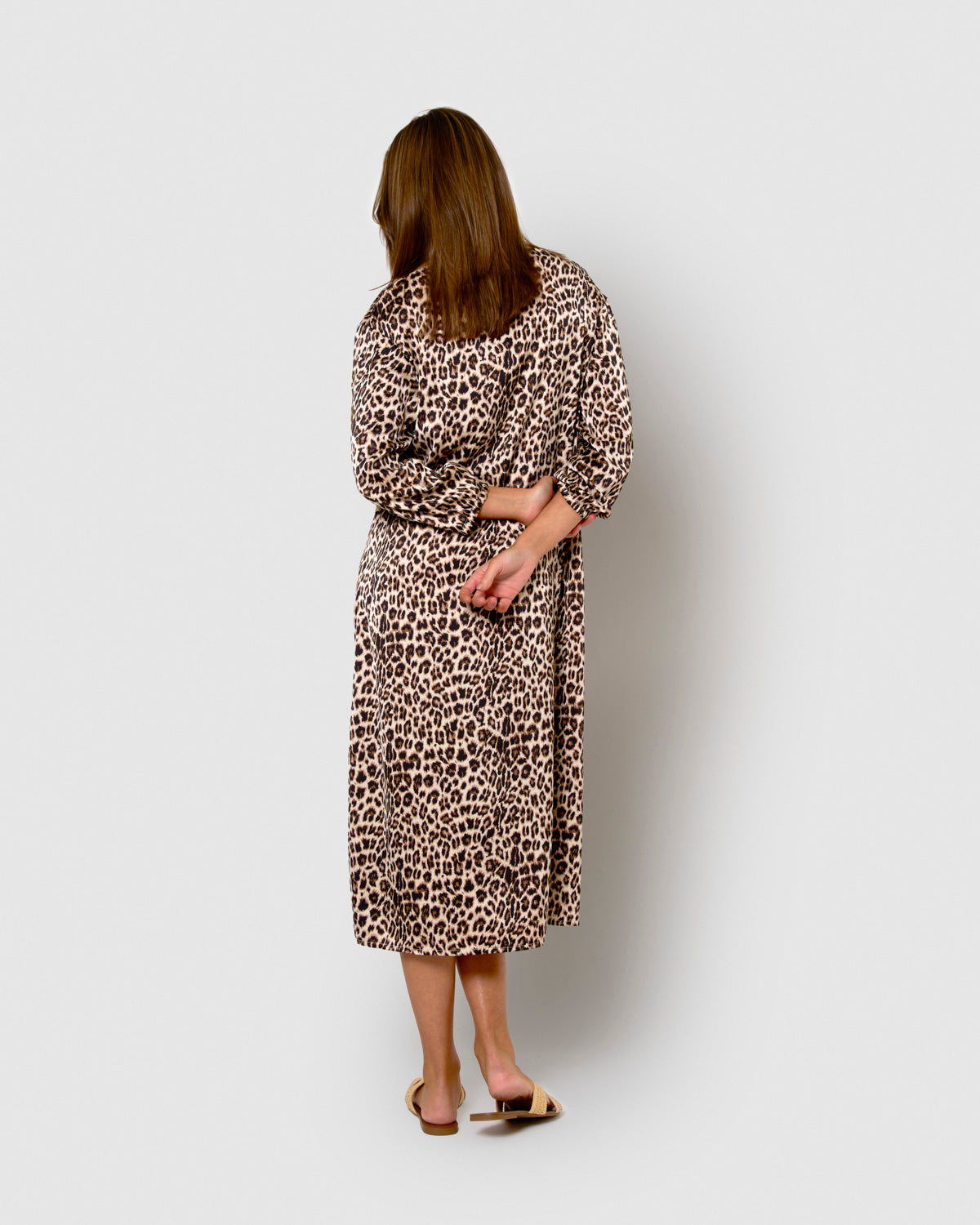 Vestido longo de cetim com estampa animal marrom