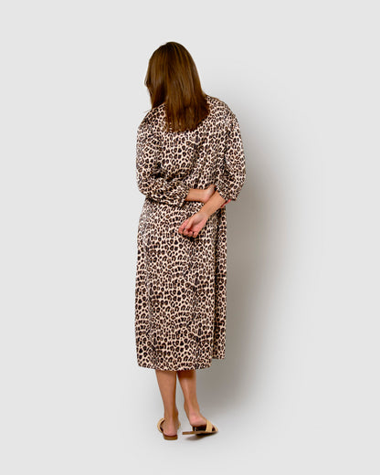 Vestido longo de cetim com estampa animal marrom