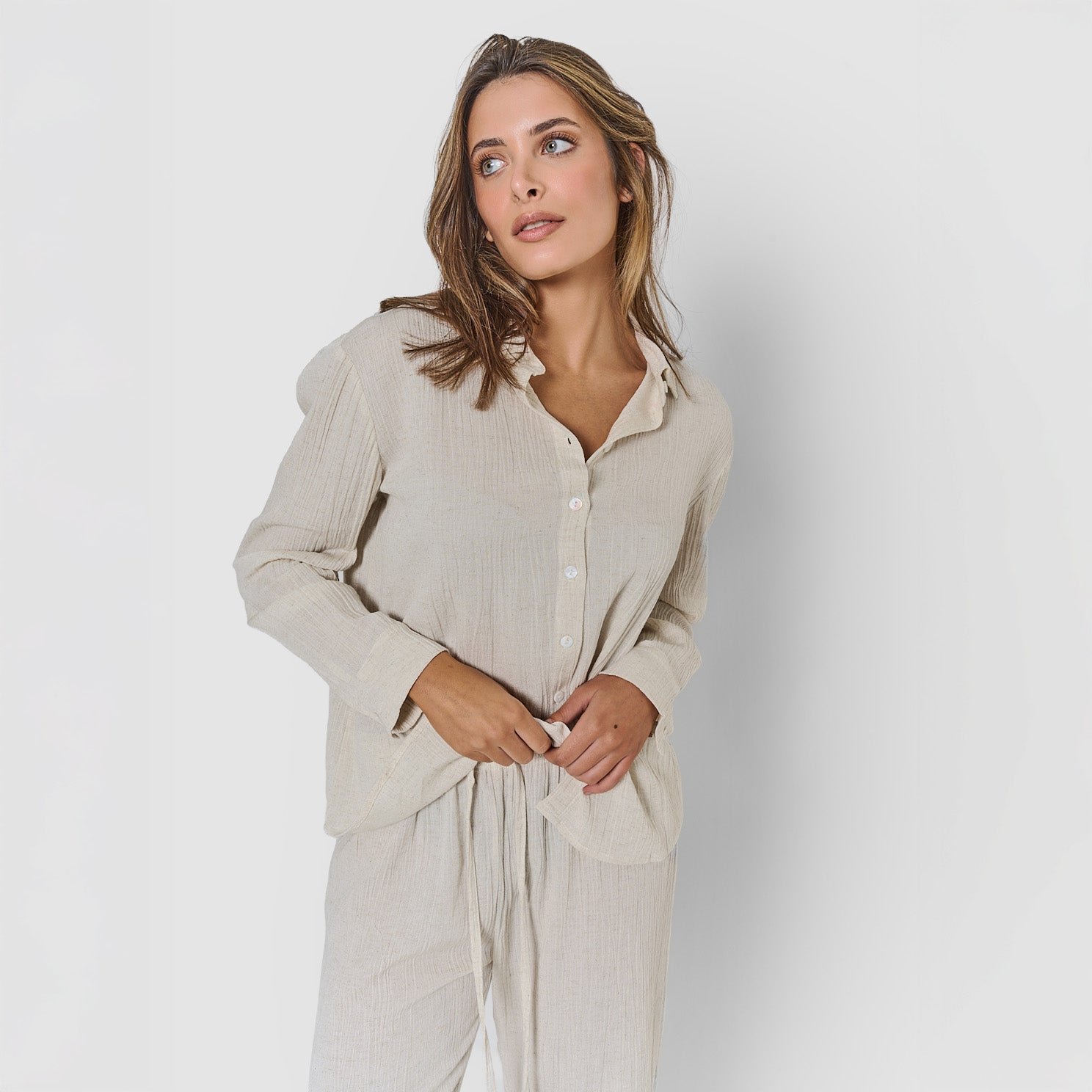 Camisa de algodón flex cuello camisero natural