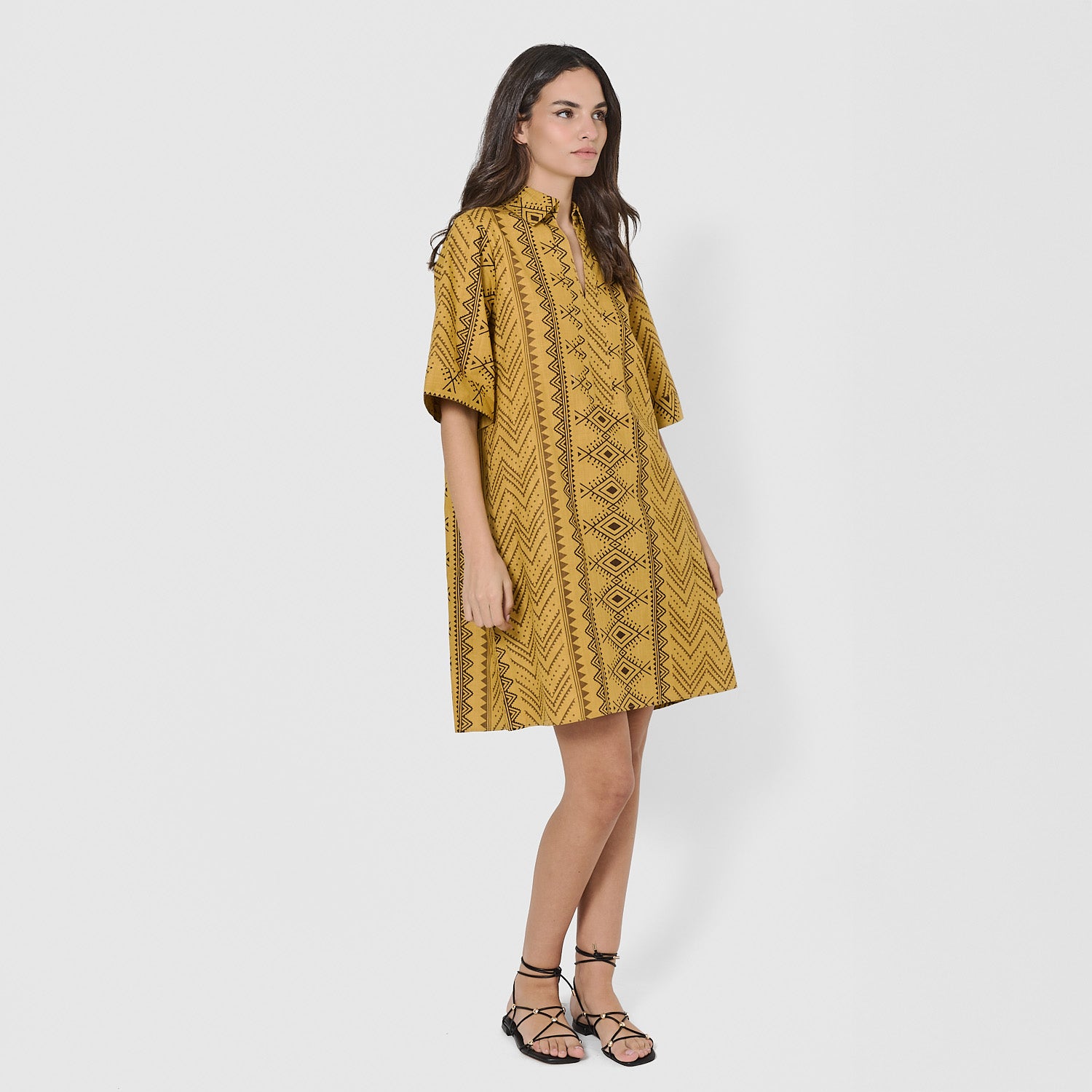 Vestido curto tipo camisa em fio verde limão