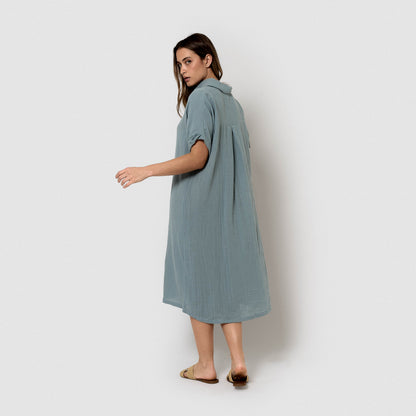 Vestido midi de musselina índigo com mangas fluidas.