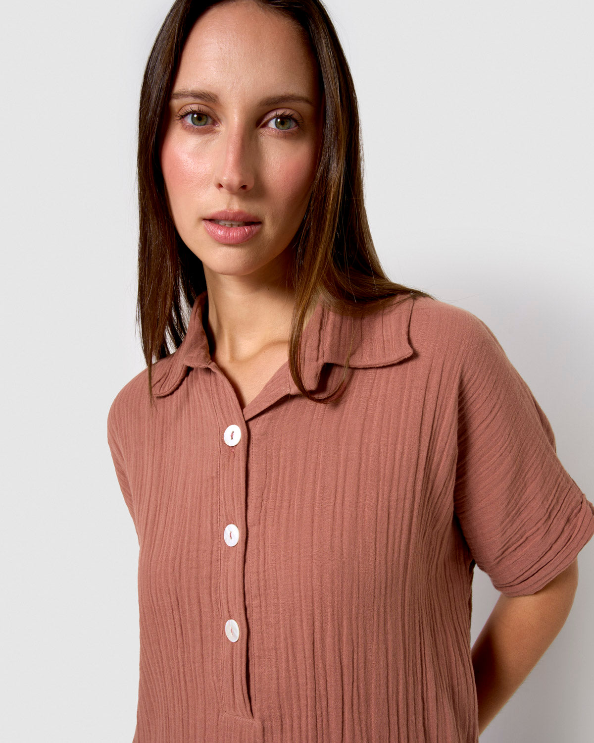 Abito midi in mussola con maniche fluide e rosette