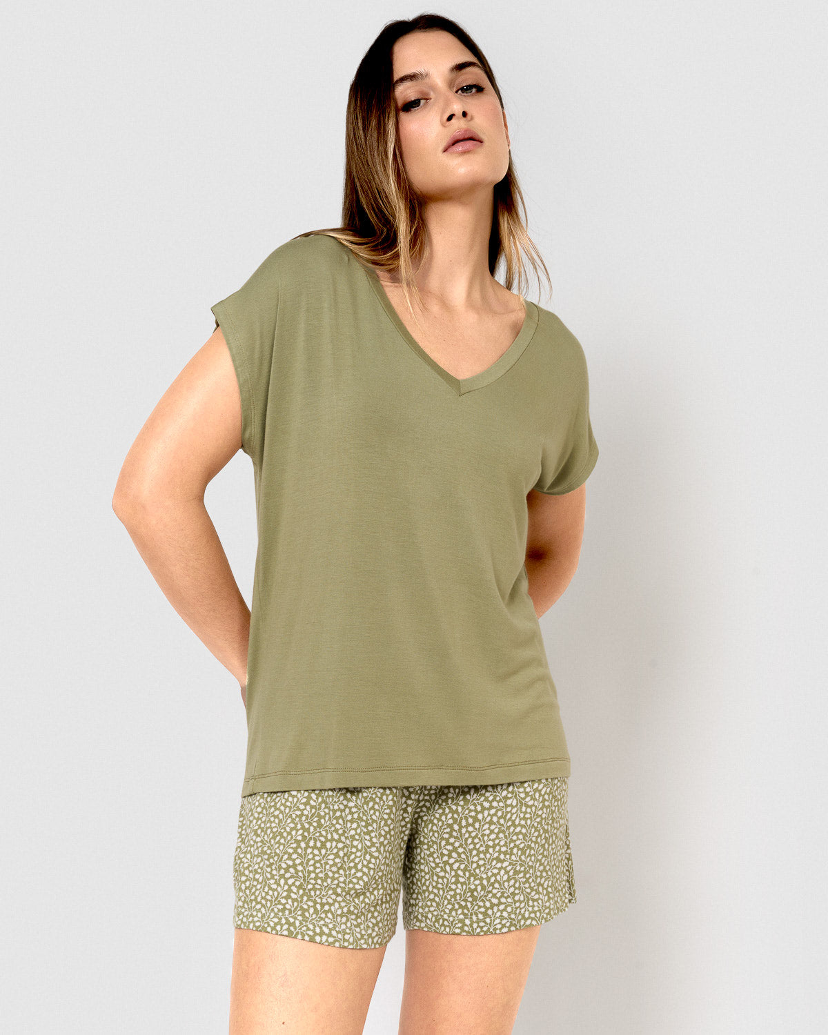 Green viscose short pajamas with a hunting weathervane