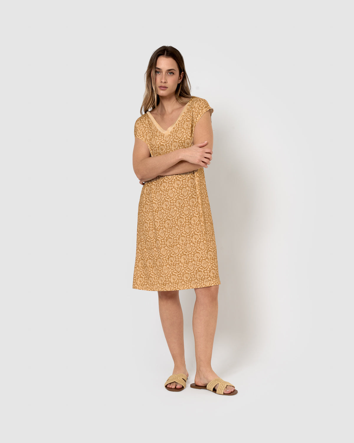 Vestido curto e macio, cor ocre