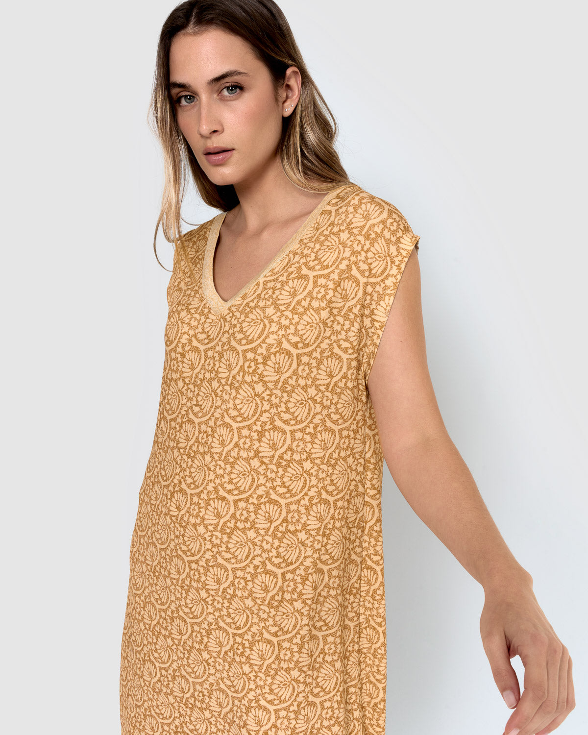 Vestido curto e macio, cor ocre