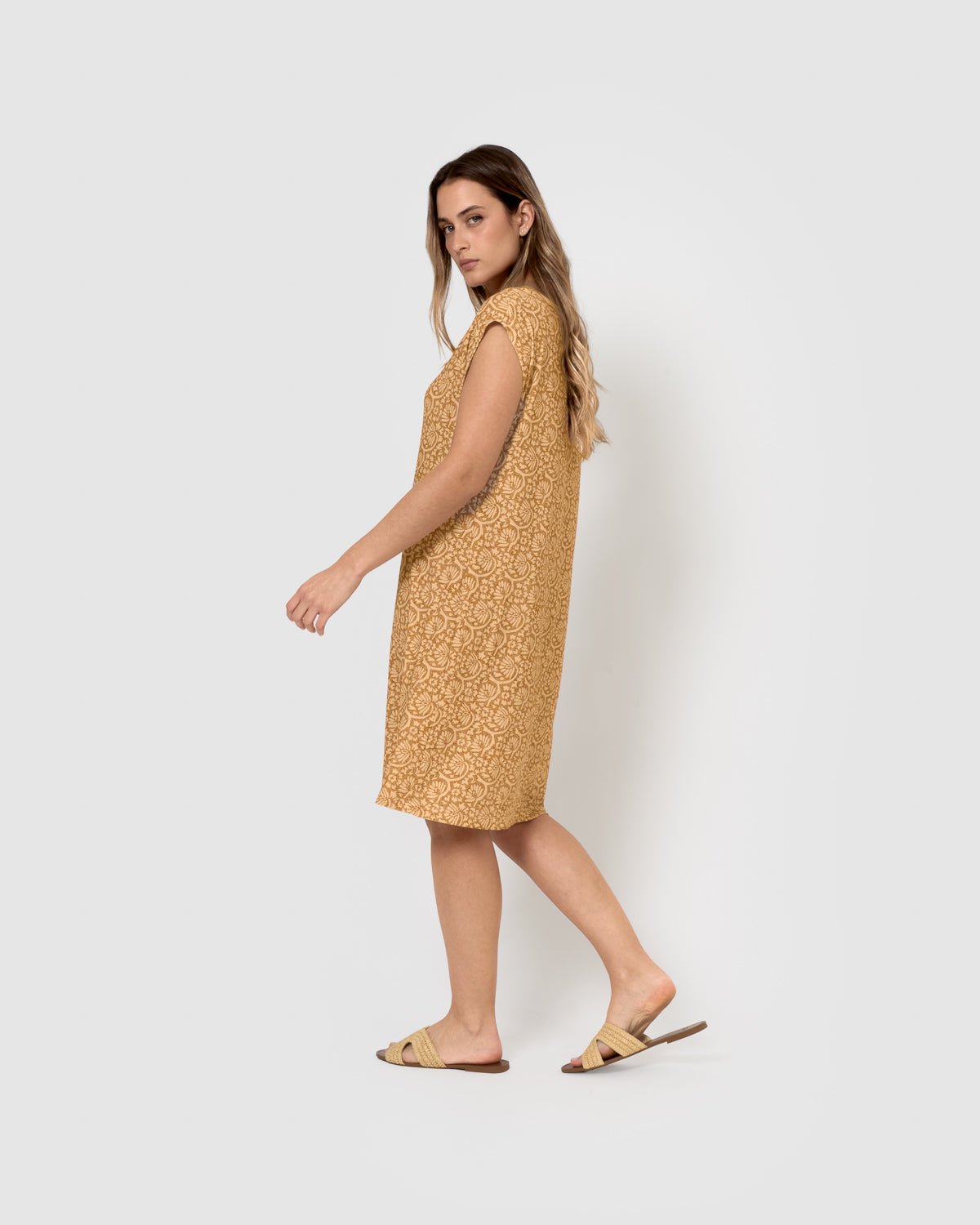 Vestido curto e macio, cor ocre