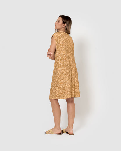 Vestido curto e macio, cor ocre