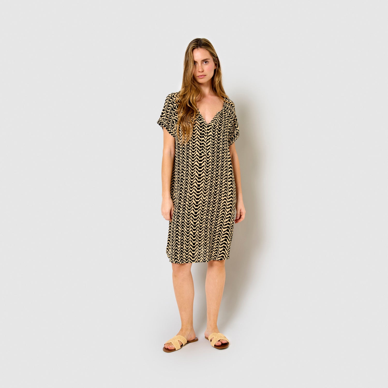 Vestido corto bambula detalles plisados oveta beige/negro