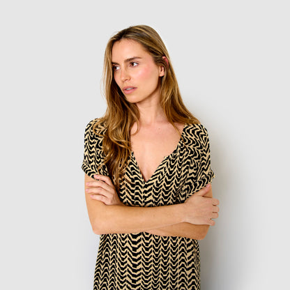 Vestido corto bambula detalles plisados oveta beige/negro