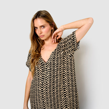 Vestido corto bambula detalles plisados oveta beige/negro