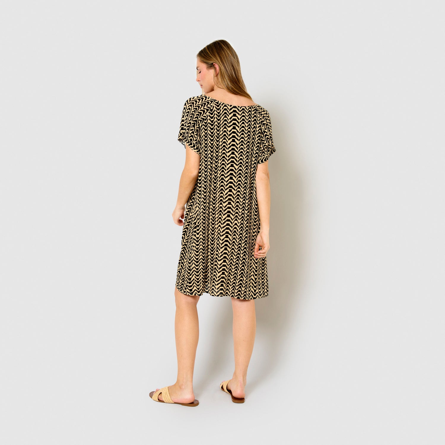 Vestido corto bambula detalles plisados oveta beige/negro