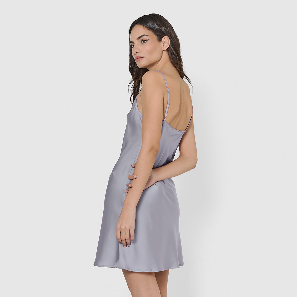 Nouvelle nuisette courte en satin indigo