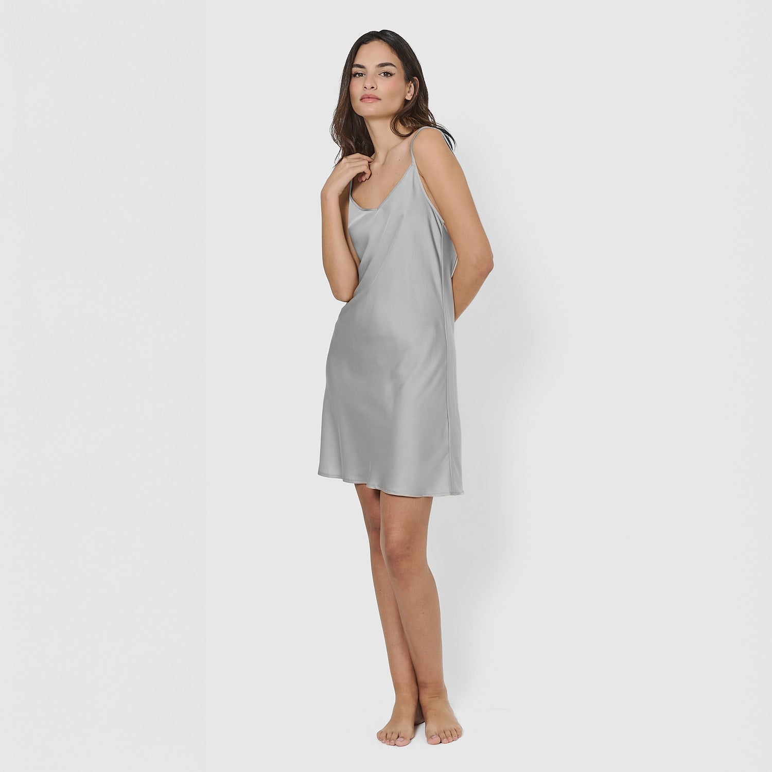 Nouvelle nuisette courte en satin gris