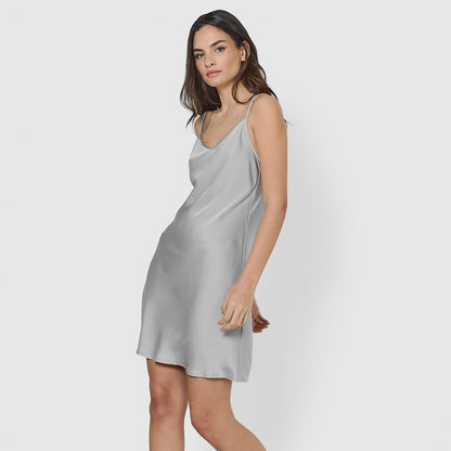 Nouvelle nuisette courte en satin gris
