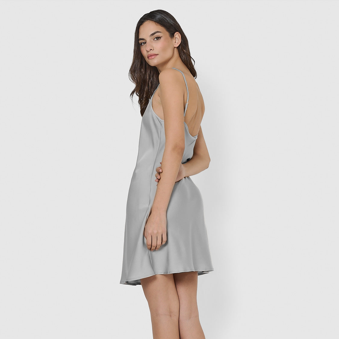 Nouvelle nuisette courte en satin gris
