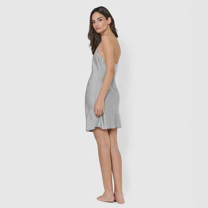 Nouvelle nuisette courte en satin gris