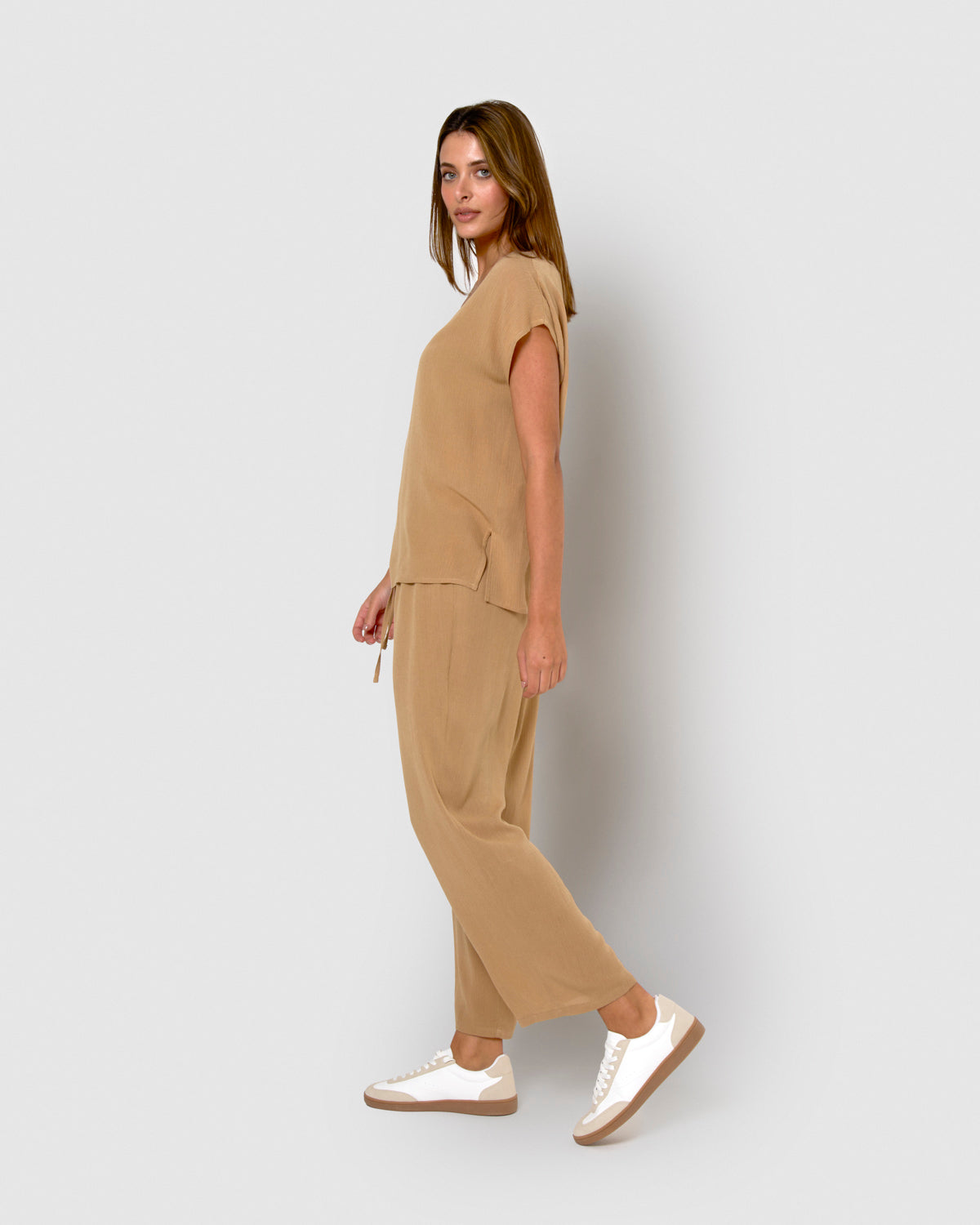 Camisa mujer bambula detalles plisados camel