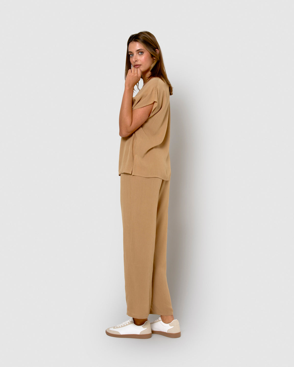 Camisa mujer bambula detalles plisados camel