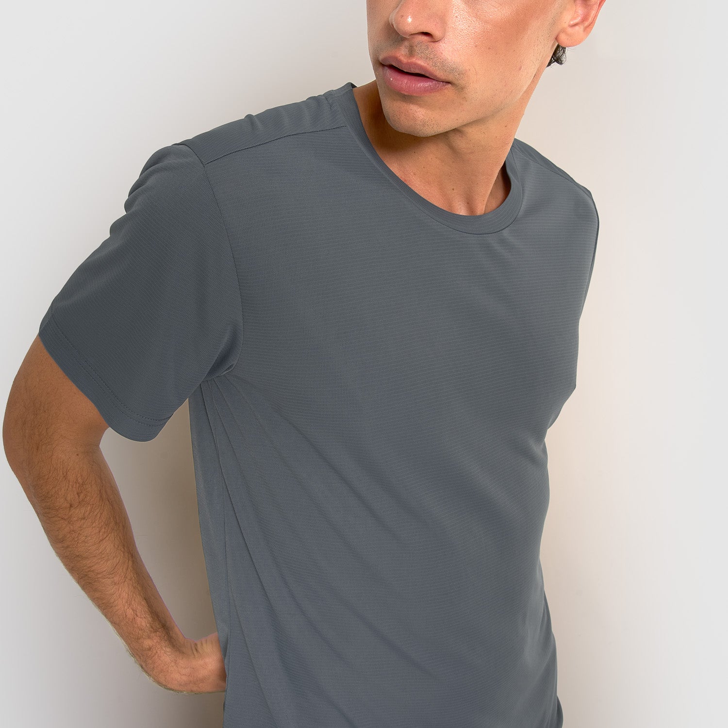 Camiseta esportiva técnica na cor azul-turquesa.