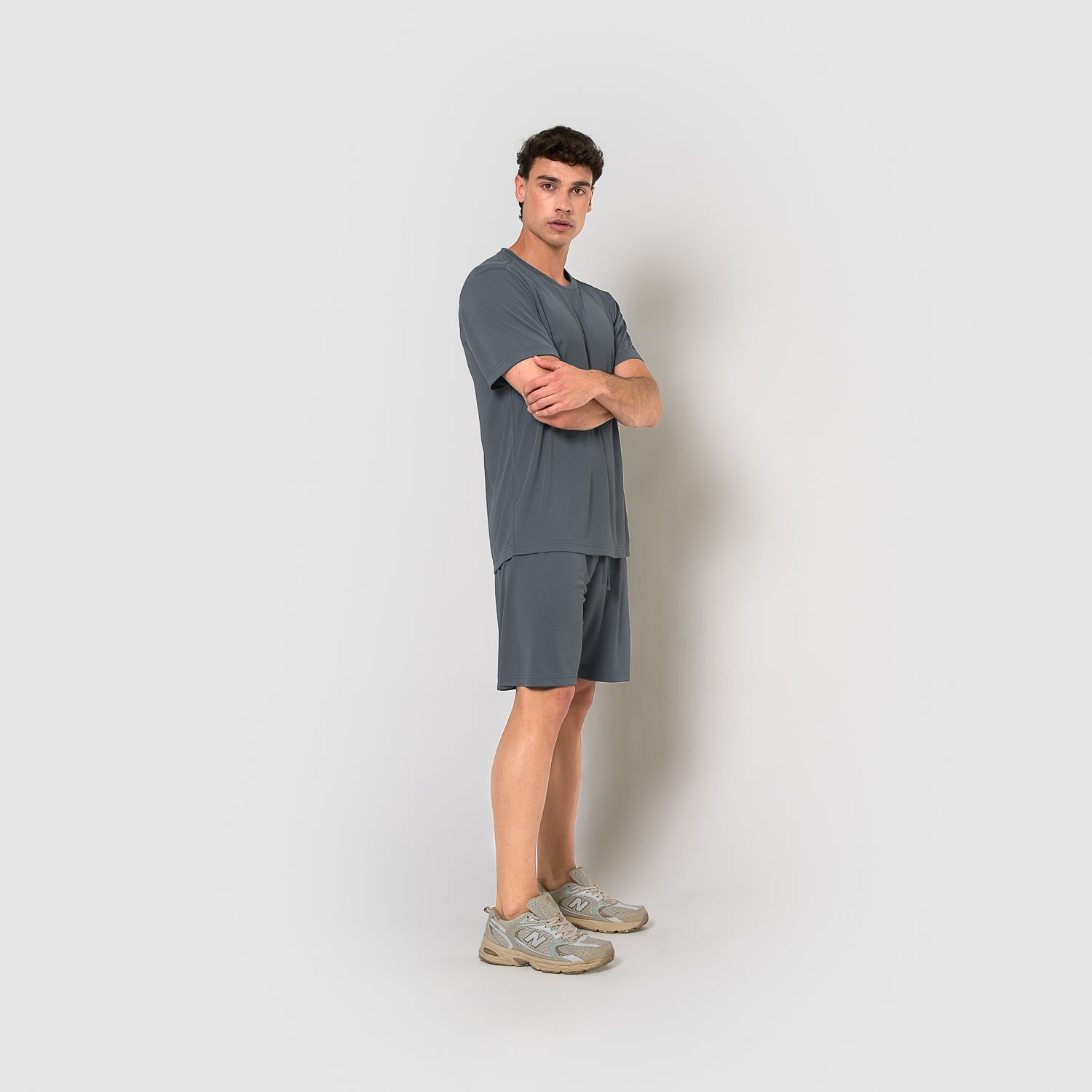 Camiseta esportiva técnica na cor azul-turquesa.