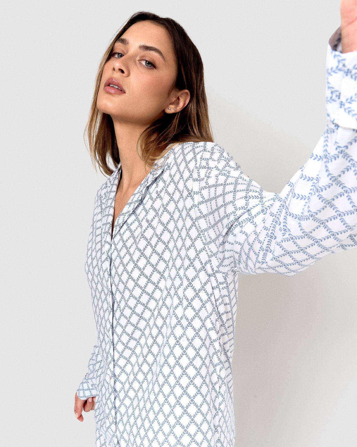 Long shirt-style pajamas in indigo cherry viscose