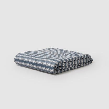 Colcha bouti listrada com dálias índigo