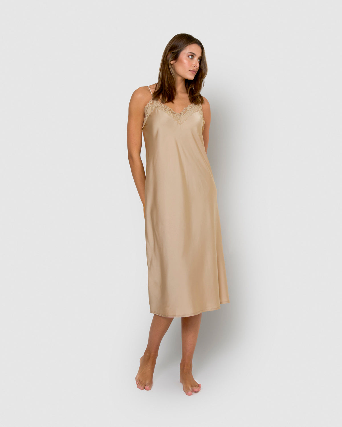 nuisette mi-longue en satin beige