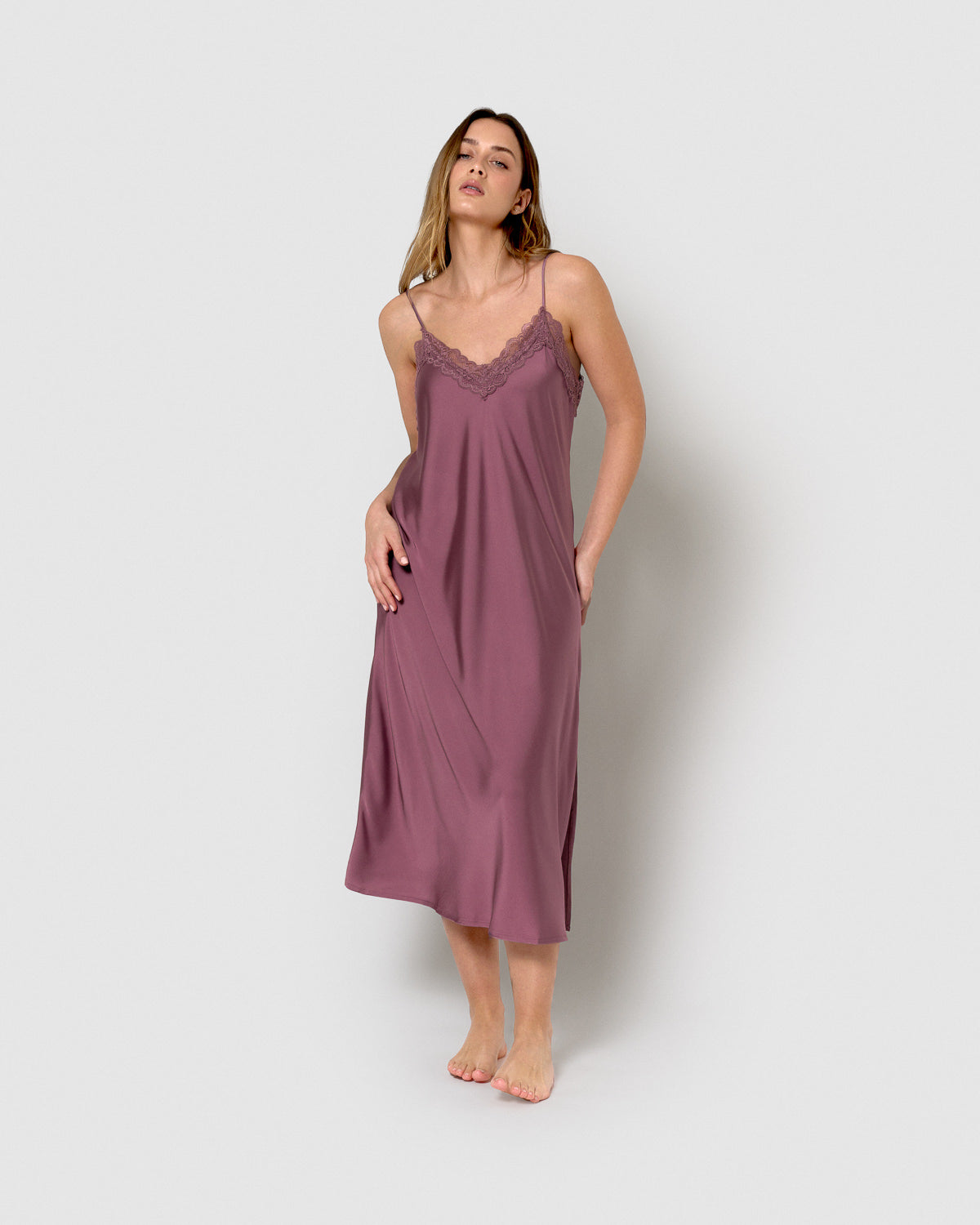 nuisette mi-longue en satin aubergine