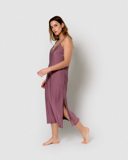 nuisette mi-longue en satin aubergine