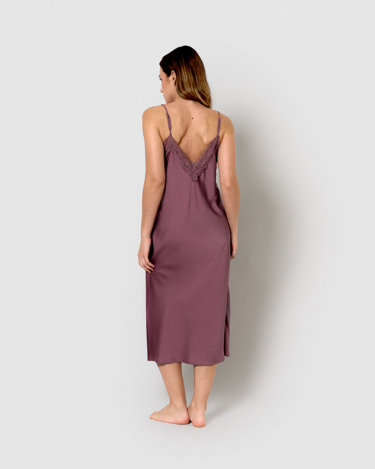 nuisette mi-longue en satin aubergine