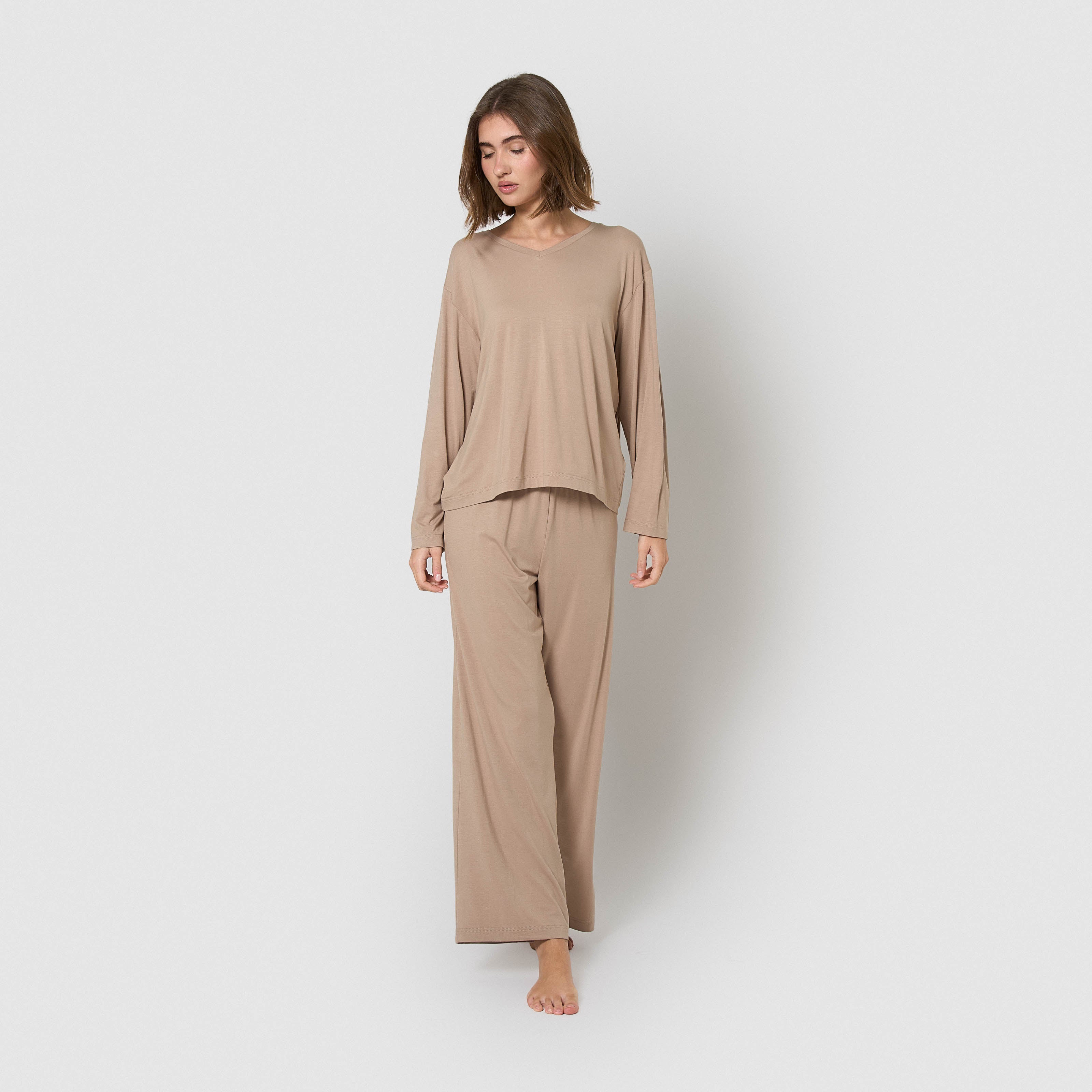 Pijama largo de viscosa arena