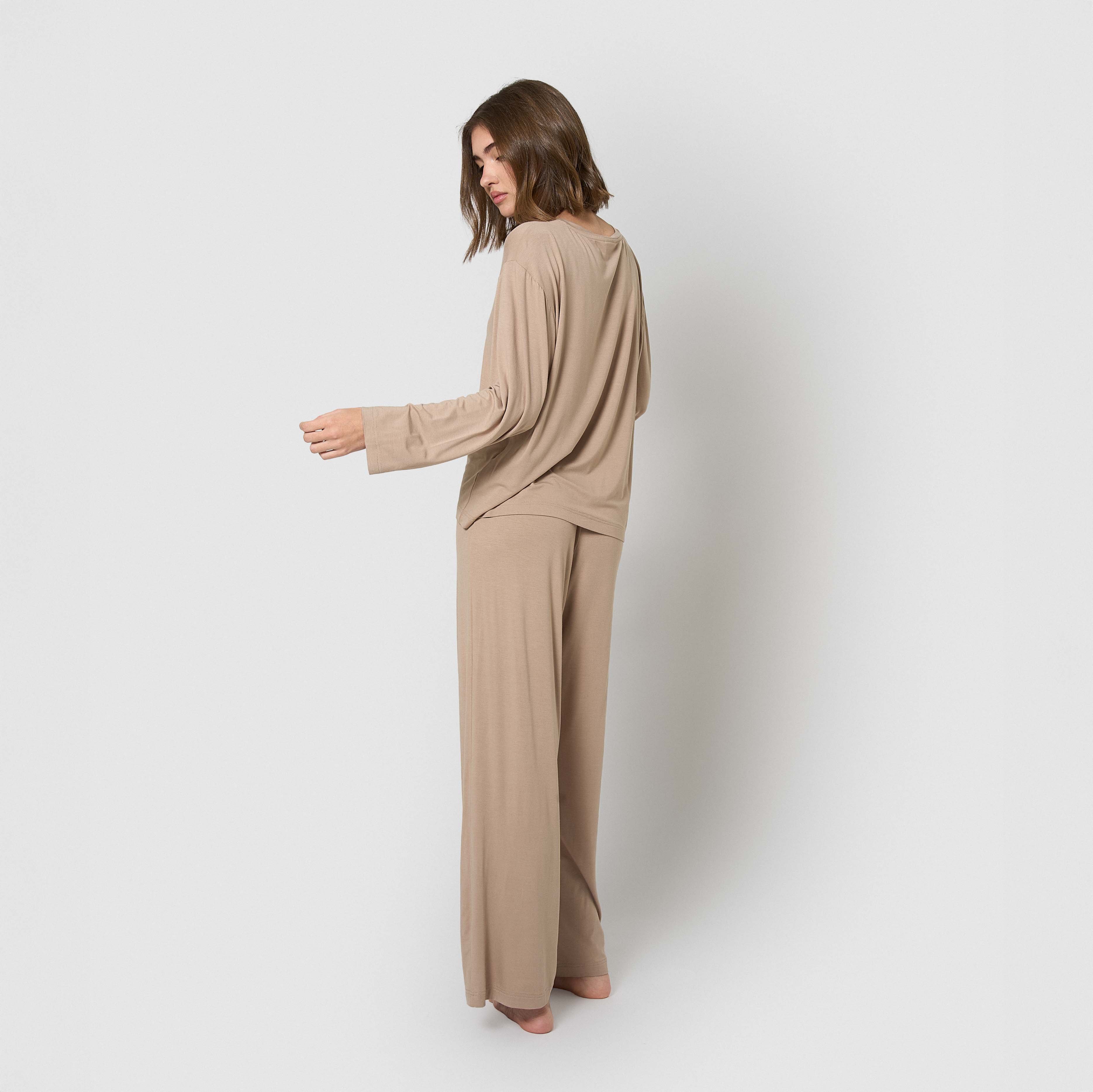 Pijama largo de viscosa arena