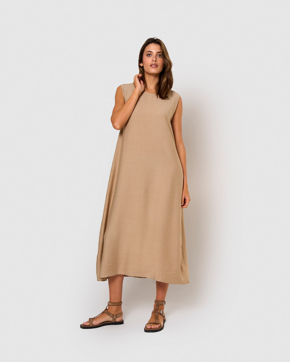 Vestido largo sin mangas de corte fluido camel