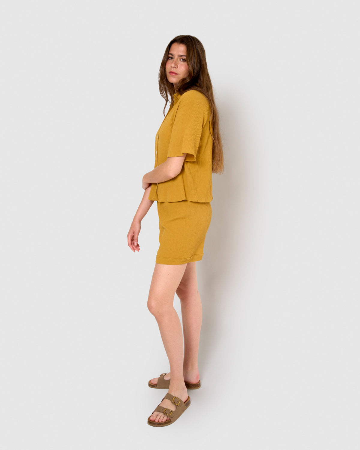 Set de camisa y short de algodón lino ocre