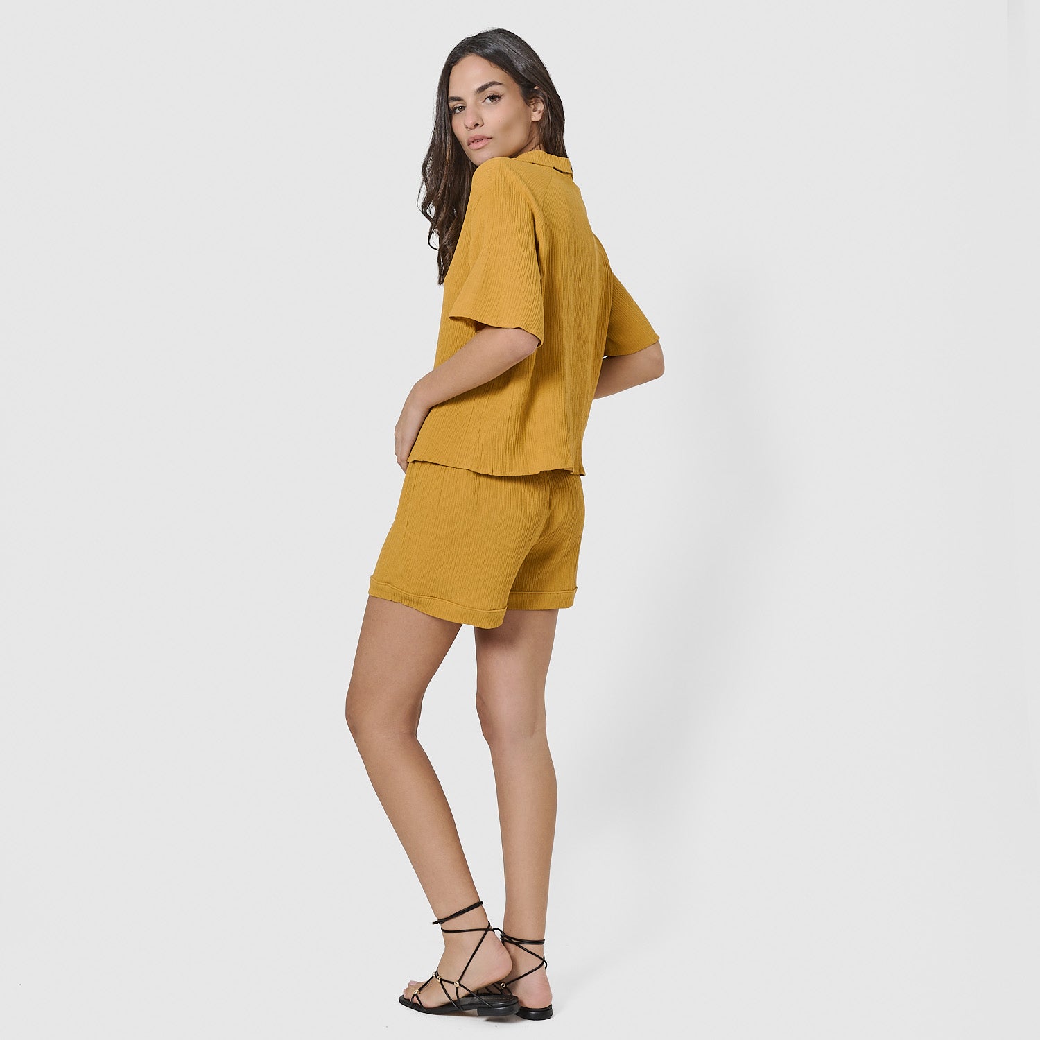 Set de camisa y short de algodón ocre