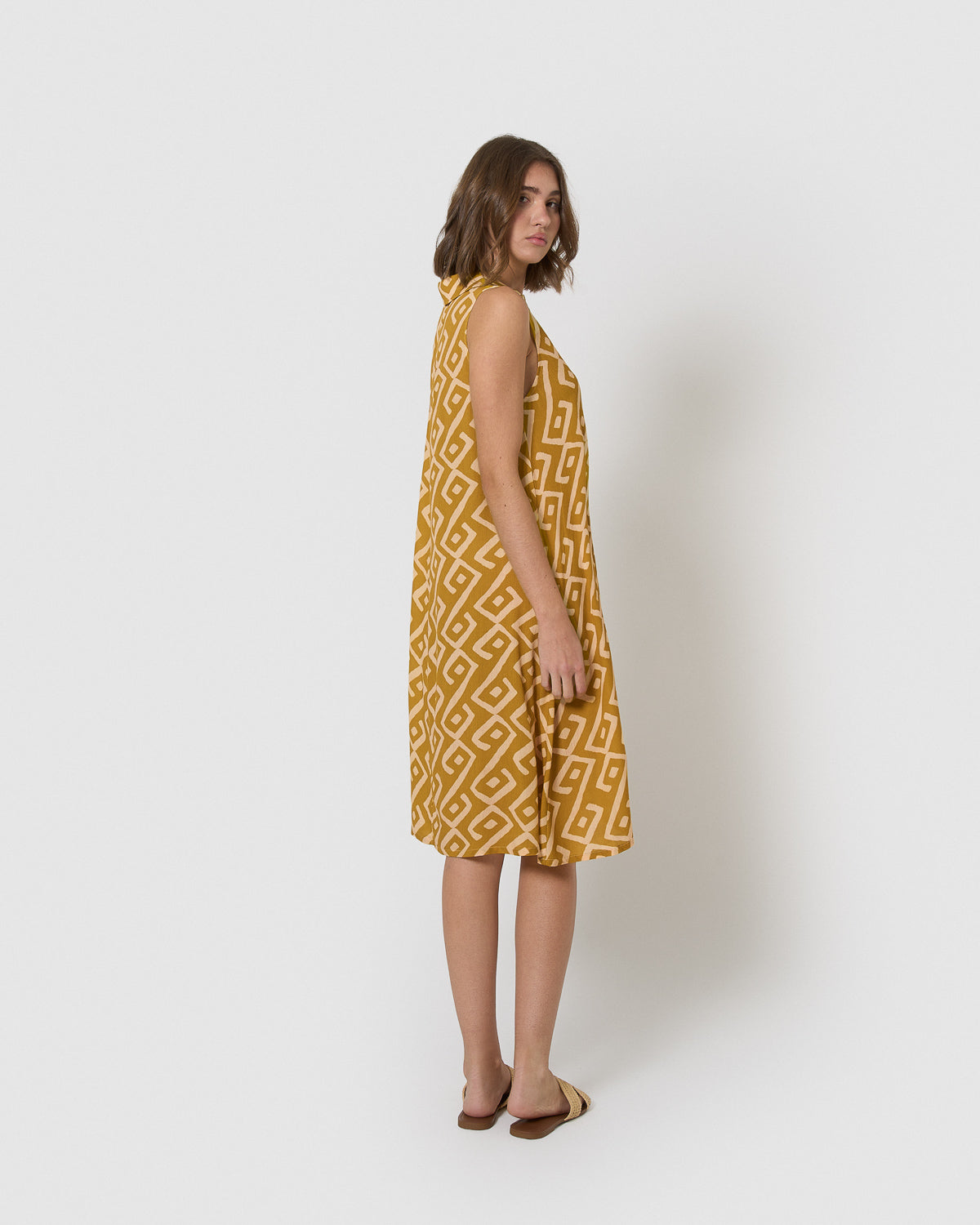 Vestido corto cuello pico bambula detalles plisados baladi limón