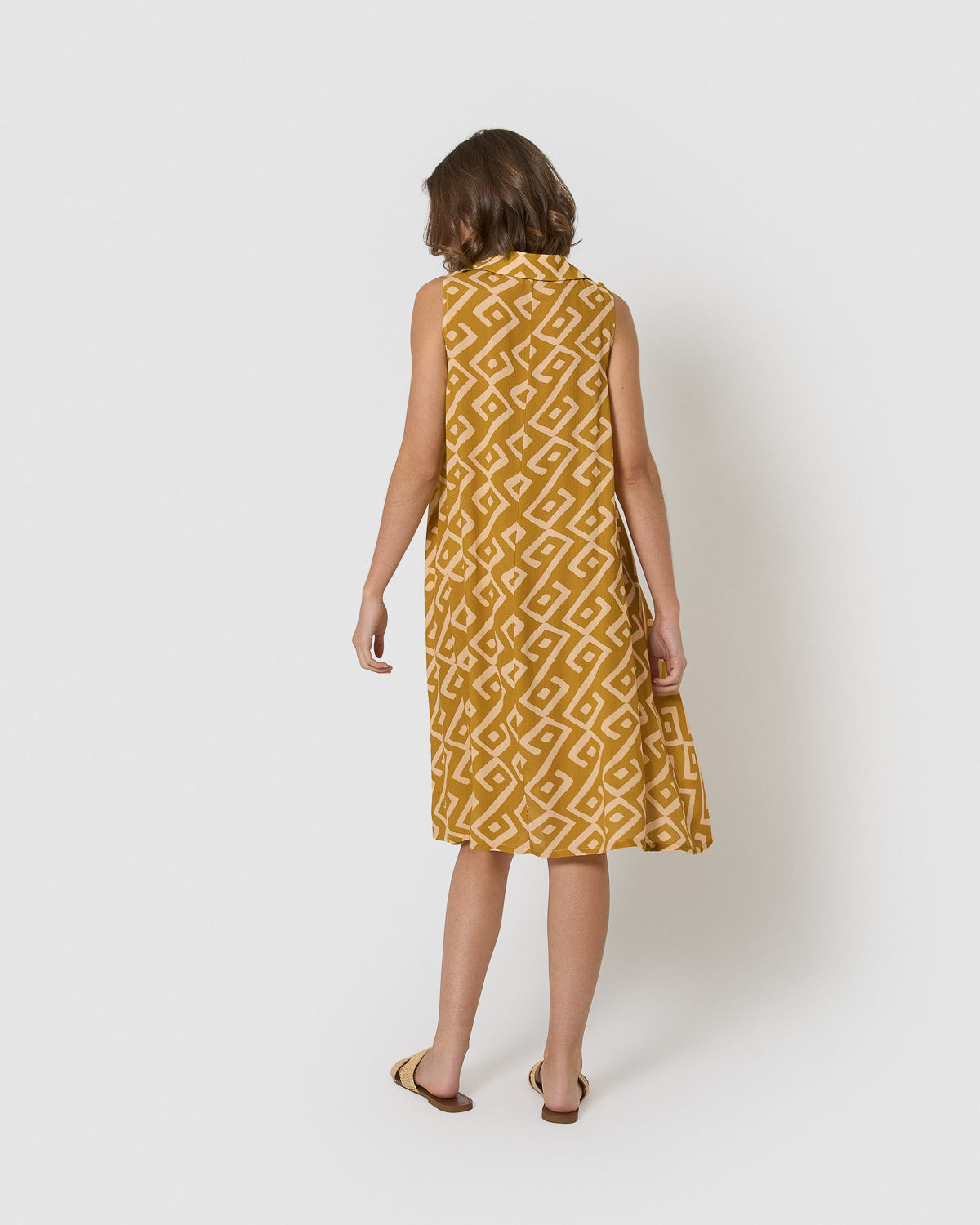 Vestido corto cuello pico bambula detalles plisados baladi limón