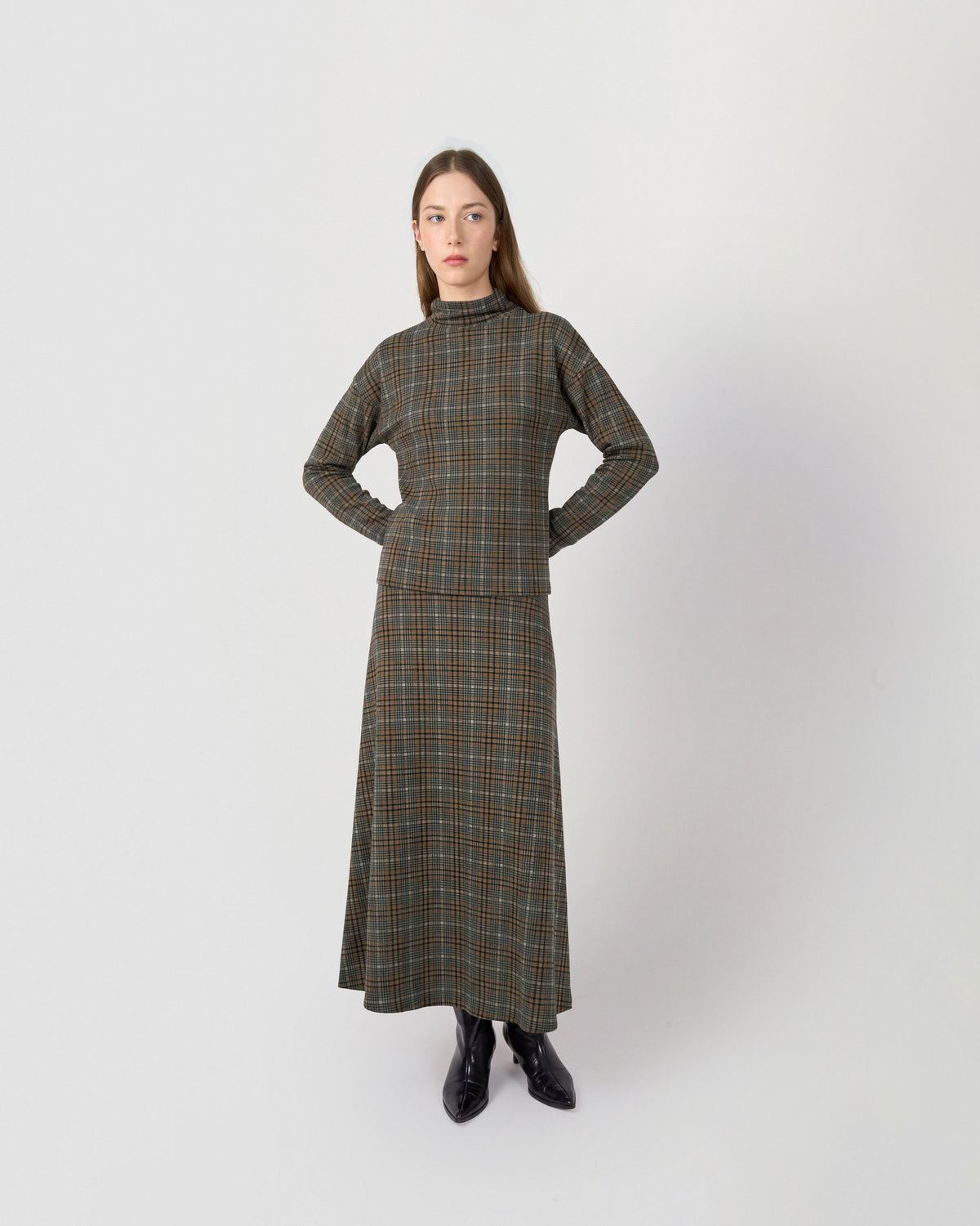 Falda midi viscosa evasé soft cuadro promo marrón
