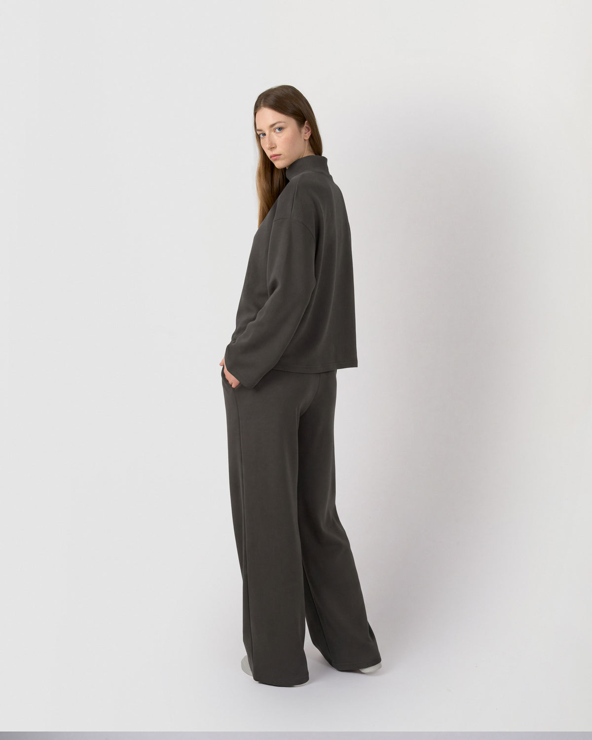 Pantalón largo fluido liso gris marengo